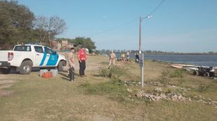 Bomberos, policías, prefectos y voluntarios que se sumaron a la búsqueda tratan de dar con el niño que se hundió en las aguas del río Coronda. (Foto: InfoMás Noticias)