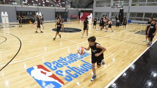 La cancha profesional de básquet es la vedette del Rosario Arena Sports.