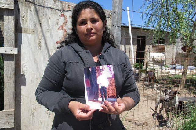Mirta y la foto de su hermano César Armando Barúa