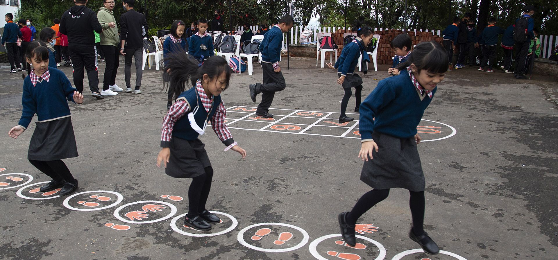 Niños juegan en una escuela en Kohima, capital del estado nororiental indio de Nagaland, el miércoles 4 de mayo de 2022.