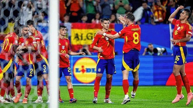España quiere cerrar la fase de grupos con su tercera victoria cuando enfrente a Albania. España quiere cerrar la fase de grupos con su tercera victoria cuando enfrente a Albania.