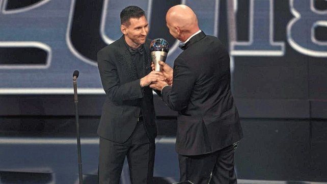 Barcelona y su presidente Laporta saludaron a Lionel Messi por obtener el premio The Best.