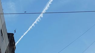 Mitos y verdades sobre las estelas de aviones en el cielo de Rosario