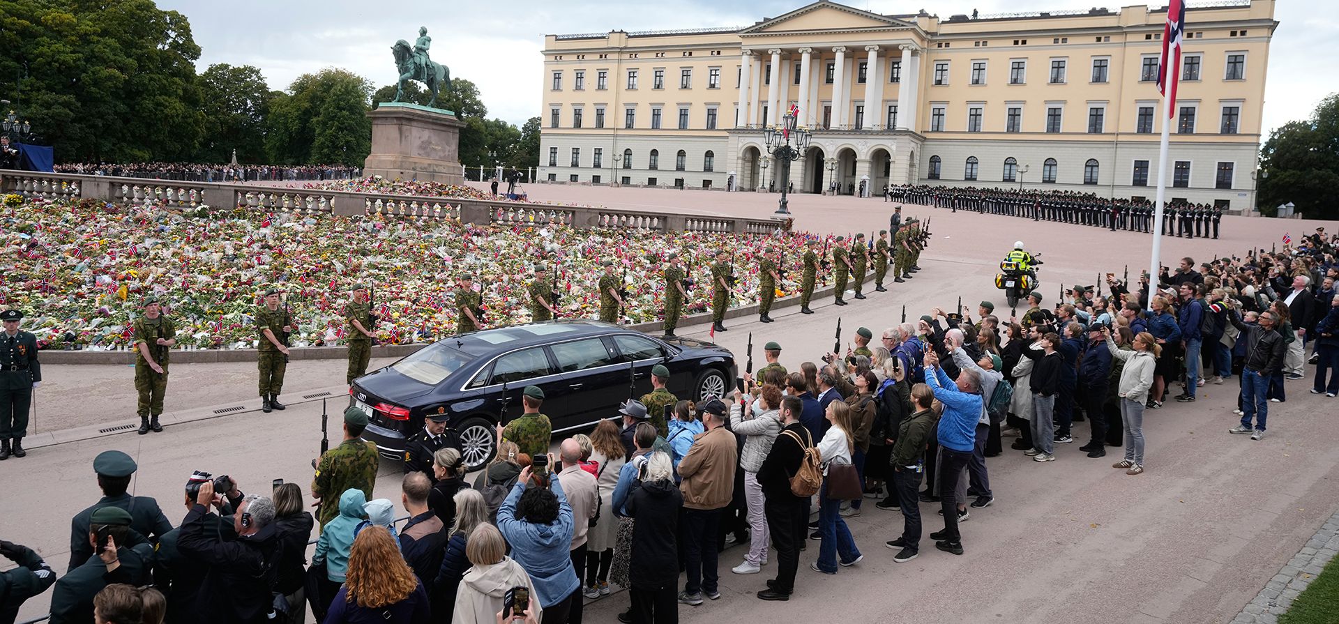 El público se agolpa en la calle mientras el rey Haakon VIII de Noruega llega al Palacio Real tras la procesión y el funeral del rey Harald V de Noruega en Oslo, el miércoles 9 de septiembre de 2026. (Foto AP/Markus Schreiber) El público se agolpa en la calle mientras el rey Haakon VIII de Noruega llega al Palacio Real tras la procesión y el funeral del rey Harald V de Noruega en Oslo, el miércoles 9 de septiembre de 2026. (Foto AP/Markus Schreiber)