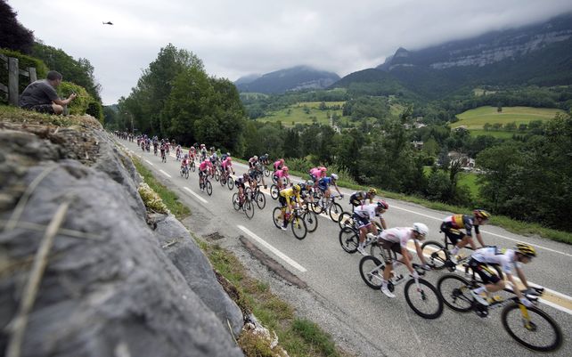 Un pelotón de ciclistas transita el último tramo de la décima etapa del Tour de Francia a lo largo de 190
