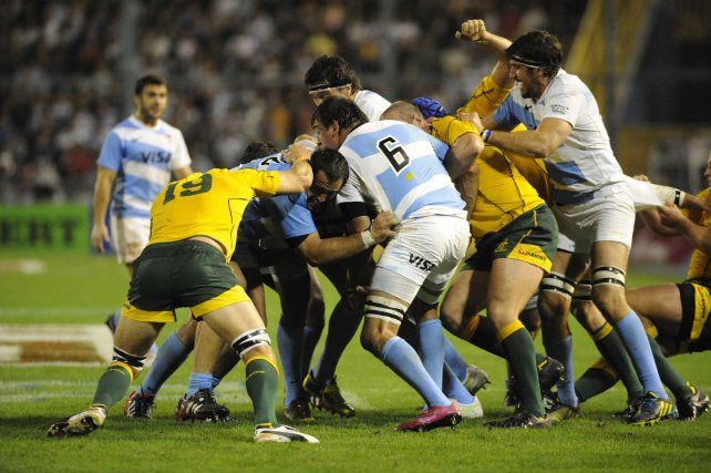 Figallo, Farías y Manuel Carizza en acción. En 2012 Pumas y Wallabies jugaron en el Gigante de Arroyito.