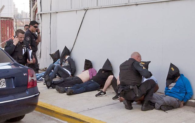 Hasta las manos. Los siete integrantes de la banda de colombianos fueron detenidos en la autopista Arturo Illia.