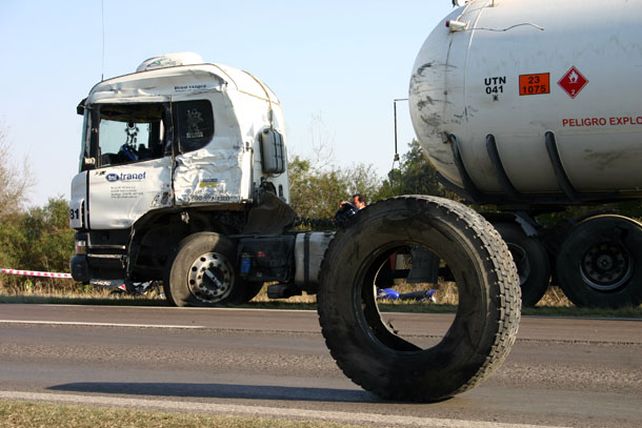Un muerto en un choque frontal entre dos camiones en Avellaneda