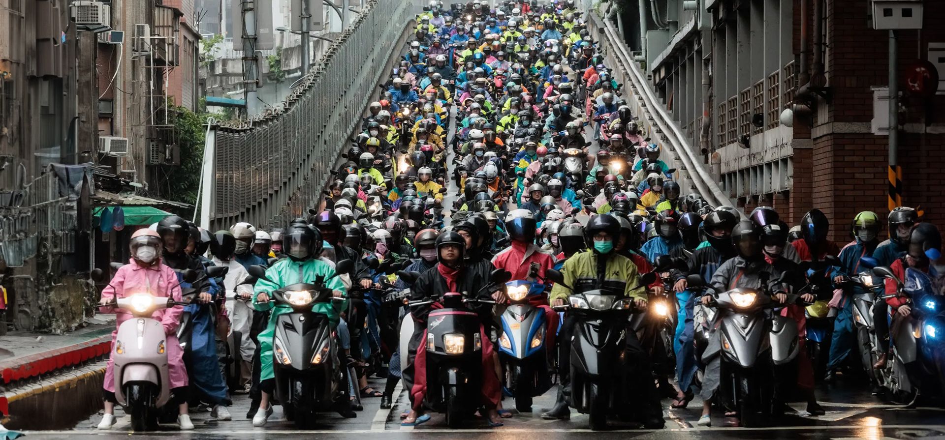 Los viajeros matutinos esperan a que cambien las luces mientras recorren el carril para motocicletas del puente de Taipei, Taipéi, Taiwán. Fotografía: Yasuyoshi Chiba/AFP/Getty Images Los viajeros matutinos esperan a que cambien las luces mientras recorren el carril para motocicletas del puente de Taipei, Taipéi, Taiwán. Fotografía: Yasuyoshi Chiba/AFP/Getty Images
