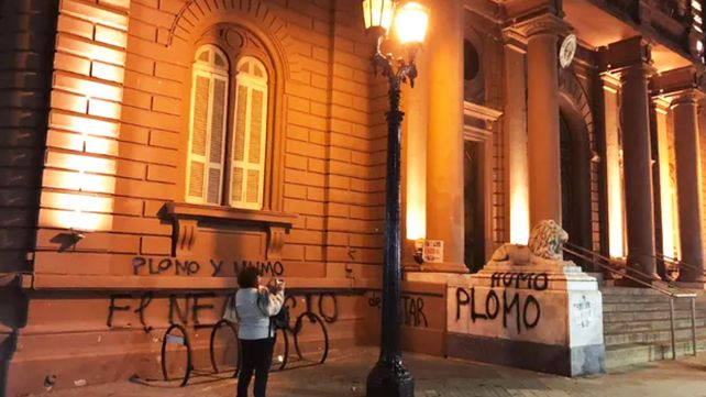 Quemas: aparecen pintadas en edificios públicos de Rosario