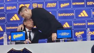 Riquelme saluda a Miguel Ángel Russo, que inició su tercer ciclo en Boca. Y pidió a Jaminton Campaz. Rosario Central le dijo que no.