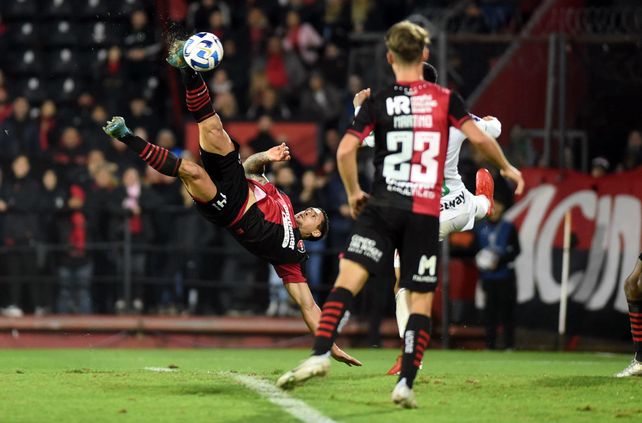 Armando Méndez dio una vuelta por el aire para anotar el gol del empate ante Audax Italiano.
