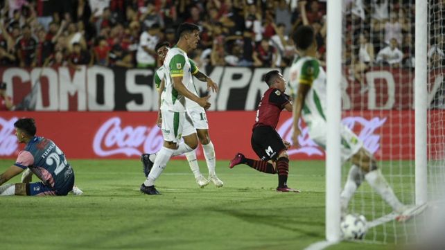 La pelota ya transpone la línea de cal y es el gol de Newells