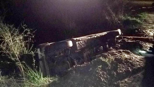 Conductor despistó y cayó a una alcantarilla con su auto