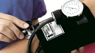 Reducen la presión arterial con técnica por cateterismo