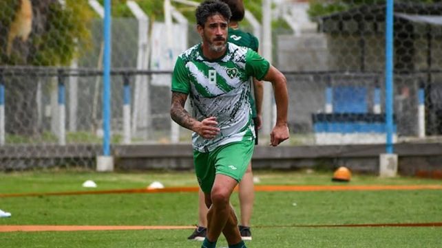 Pablo Pérez con la casaca de Sarmiento de Junín