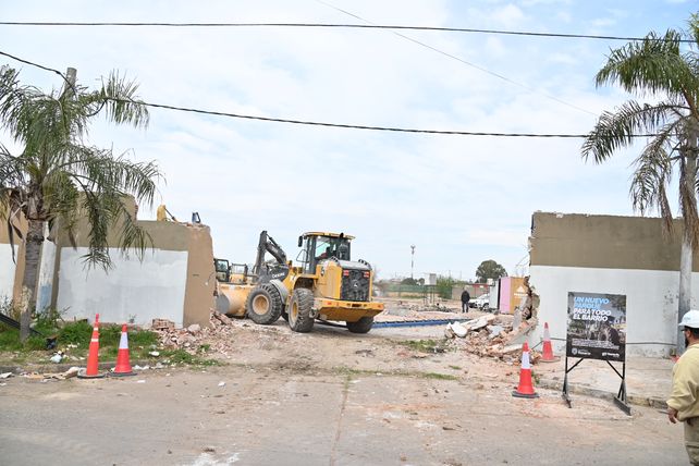 Demuelen el muro del expredio de Tiro Federal y arranca la apertura de calle Matienzo en barrio Ludueña