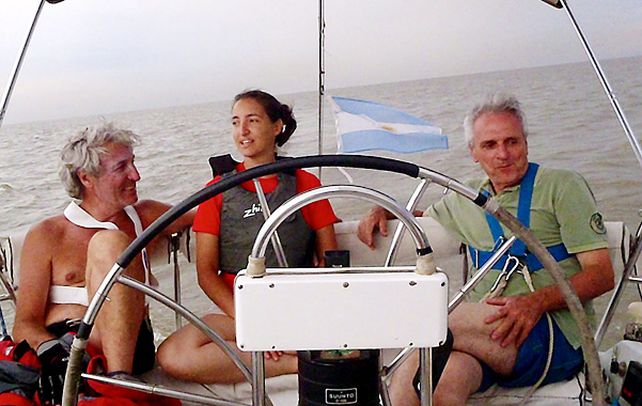 Incógnita. Jorge Benozzi (izquierda) y dos amigos a bordo del velero.
