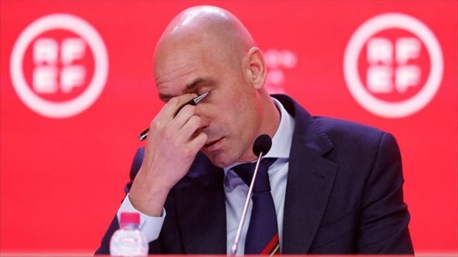 Hasta las manos. Luis Rubiales ahora deberá defenderse en la Justicia de las acusaciones que pesan sobre su figura.