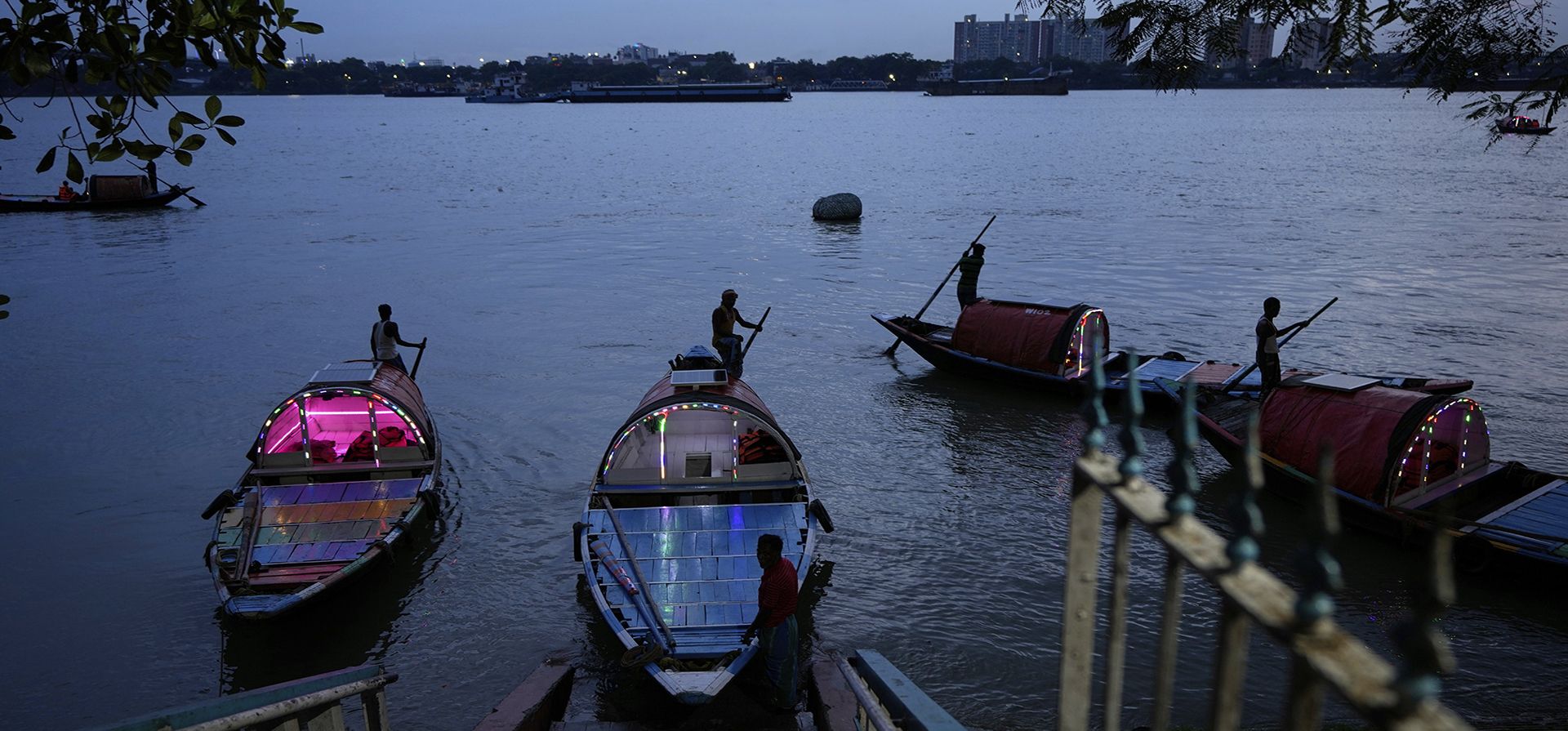 Barqueros esperan a los clientes para un paseo en el río Hooghly en Calcuta, India, el lunes 16 de junio de 2025. (Foto AP/Bikas Das) Barqueros esperan a los clientes para un paseo en el río Hooghly en Calcuta, India, el lunes 16 de junio de 2025. (Foto AP/Bikas Das)