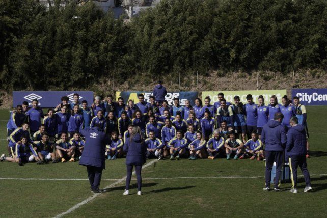 En el final hubo foto del plantel profesional junto al plantel femenino.