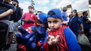 Más de 1.000 personas disfrazadas de Spiderman batieron récord Guinnes en el Obelisco. Niños y niñas, adolescentes, padres y abuelos acudieron a la convocatoria