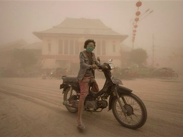 Al menos tres muertos y miles de evacuados por la erupción de un volcán en Indonesia