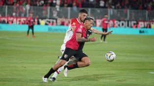 Luciano Herrera fue el protagonista de la jugada en la que Merlos sancionó penal a favor de Newells. el VAR dijo no.