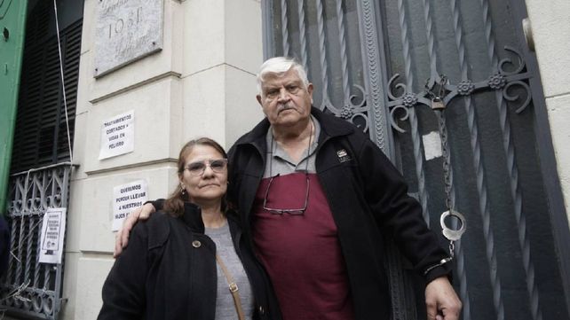 Carlos Martínez se encadenó en la puerta de Iosfa Rosario y exigió que su esposa sea atendida. El jubilado volverá el miércoles por respuestas