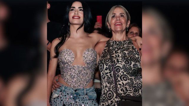 Lali junto a su mamá