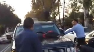 Encontró a su mujer con el amante en su auto, se puso loco y la reacción se hizo viral