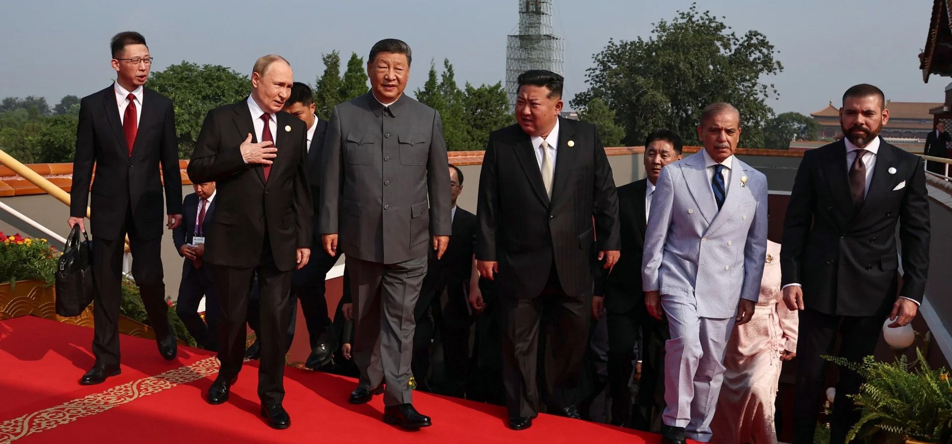 Vladimir Putin, Xi Jinping, Kim Jong-un, Shehbaz Sharif y los jefes de otras delegaciones extranjeras llegan para asistir a un desfile militar en la Plaza de Tiananmen, Pekín, China. Fotografía: Alexander Kazakov/Sputnik/Kremlin pool/EPA Vladimir Putin, Xi Jinping, Kim Jong-un, Shehbaz Sharif y los jefes de otras delegaciones extranjeras llegan para asistir a un desfile militar en la Plaza de Tiananmen, Pekín, China. Fotografía: Alexander Kazakov/Sputnik/Kremlin pool/EPA