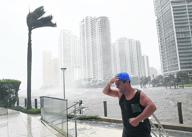 Aguante. Un solitario en el centro de Miami soporta el viento. Atrás