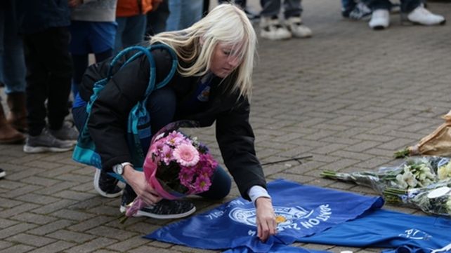 Homenaje. Una hincha de Leicester deposita un ramo de flores.