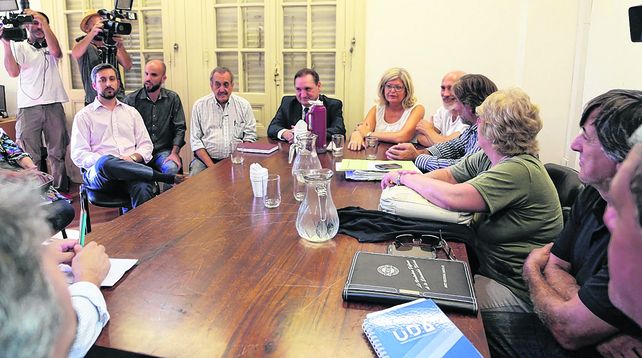 Mesa de negociación. Funcionarios y representantes sindicales de los docentes públicos y privados se reunirán de nuevo en la capital provincial.