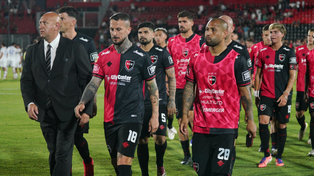 Los futbolistas de Newells se retirán de la cancha tras el empate 1 a 1 con Tigre en el Coloso.