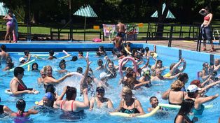 Las piletas municipales ofrecen diversas actividades en verano.