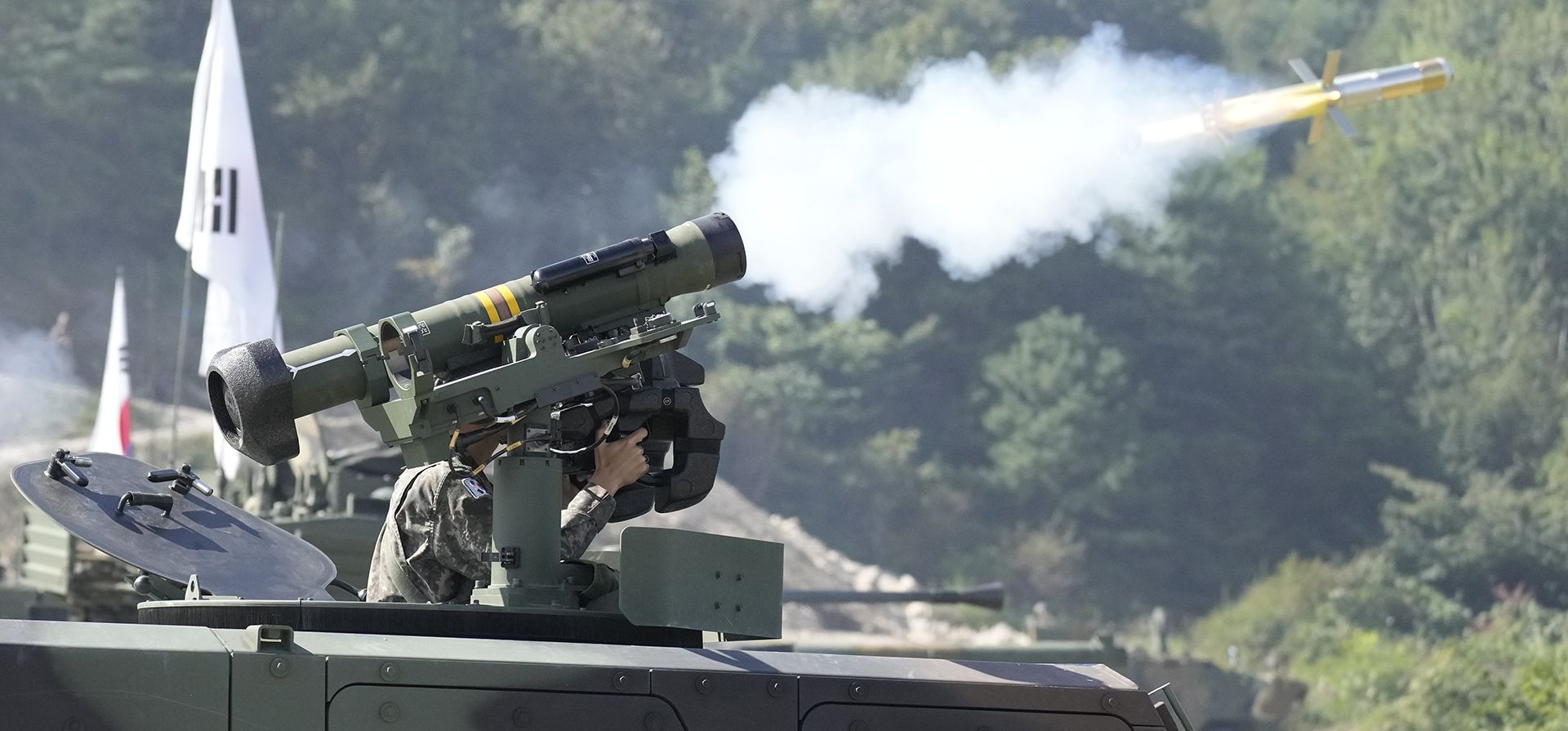 Un soldado surcoreano dispara un AT-1K Raybolt durante una demostración de maniobra y fuego real como parte del evento de la Exposición de Defensa de Corea en el sitio de entrenamiento de fuego militar en Pocheon, Corea del Sur, el martes 20 de septiembre de 2022.