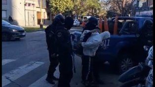 Cayó preso El Pingüino, violento tiratiros de Bº Barranquitas: le incautaron un arma de guerra y decenas de balas