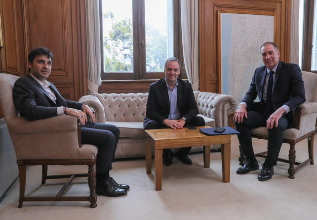 Torres, Adorni y Santilli se reunieron en la Casa Rosada.