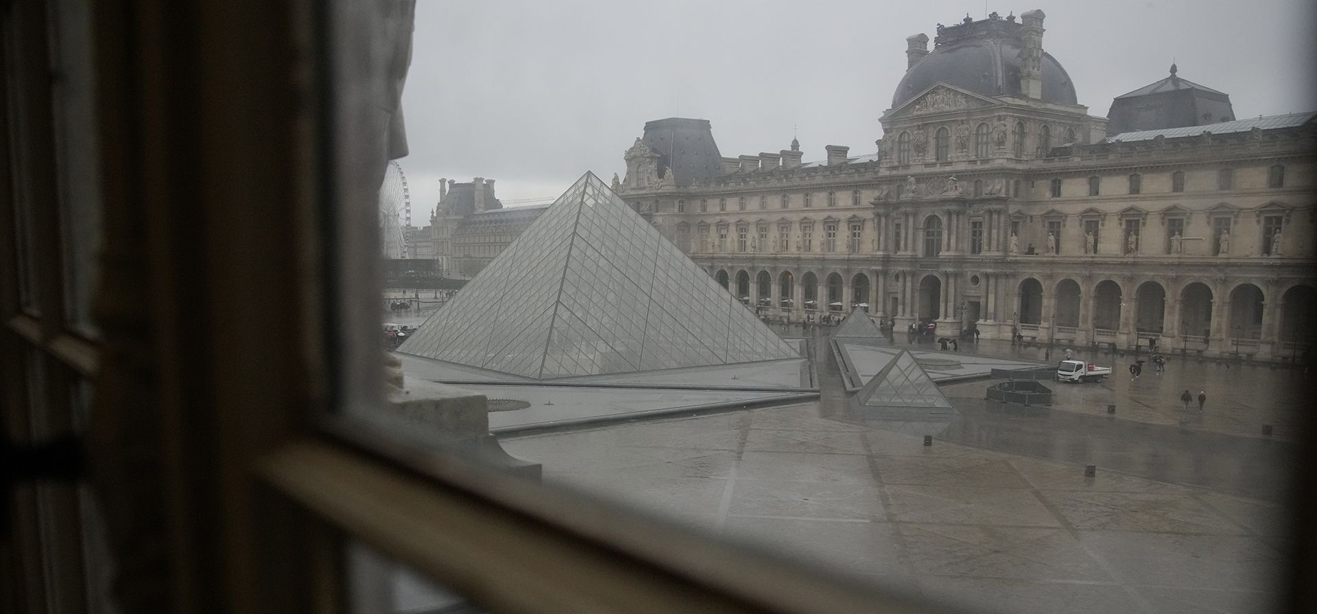 El patio y la pirámide del museo del Louvre se ven el miércoles 19 de noviembre de 2025 en París. (Foto AP/Christophe Ena) El patio y la pirámide del museo del Louvre se ven el miércoles 19 de noviembre de 2025 en París. (Foto AP/Christophe Ena)