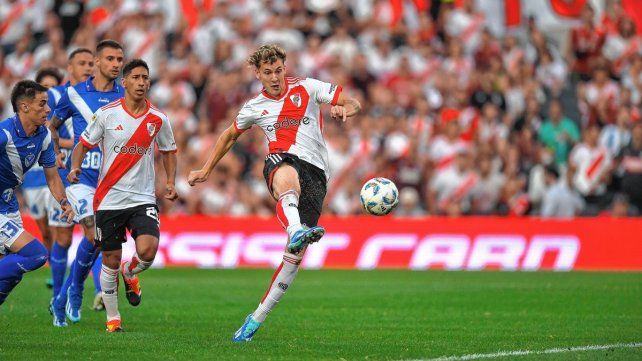 Facundo Colidio define solo para marcar el primer gol de River.