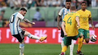 Argentina lució su título de campeón del mundo con un 2-0 ante Australia en Beijing