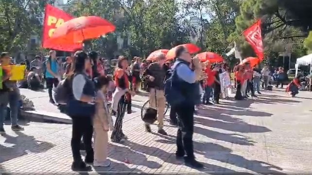 Los docentes de las escuelas públicas recordaron en la plaza San Martín al maestro neuquino Carlos Fuentealba
