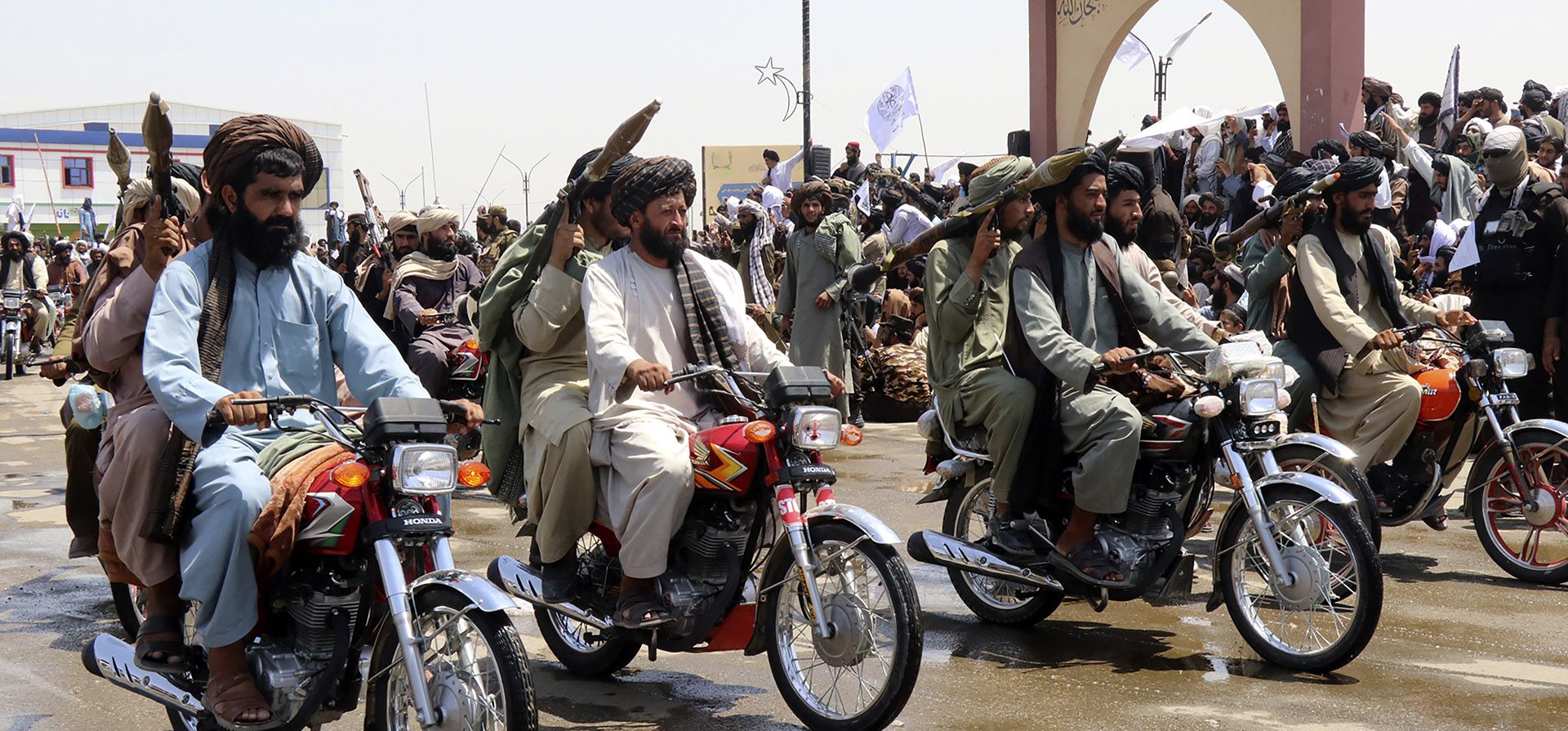 Combatientes talibanes celebran el tercer aniversario de la retirada de las tropas lideradas por Estados Unidos de Afganistán, en Lashkar Gah, provincia de Helmand, suroeste de Afganistán (Foto AP/Abdul Khaliq)