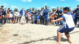 Video: el Presidente recorrió la playa, jugó al fútbol y atajó penales