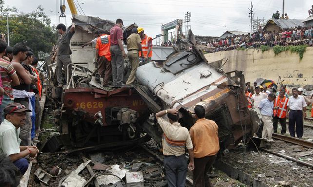 Al menos 60 muertos por un choque de trenes en la India