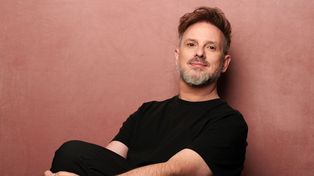 Más de 25 años después de su estreno, Juan Pablo Geretto repone Solo como una perra, el emblemático unipersonal que catapultó su carrera
