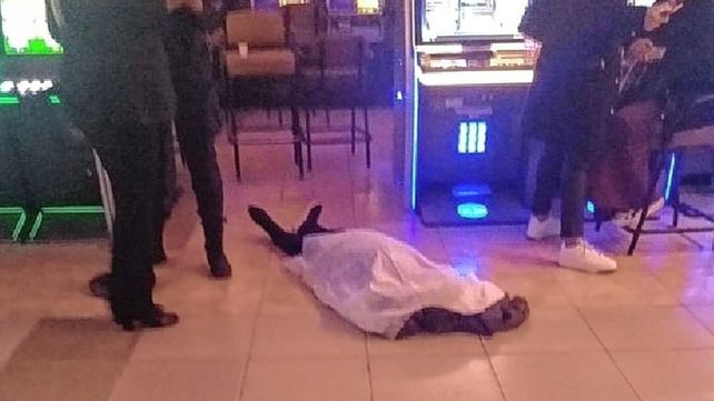 Una jubilada murió en un bingo y los jugadores siguieron apostando junto al cadáver