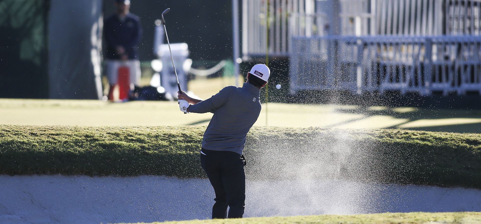 Davis Riley lanza un tiro desde el búnker hacia el décimo green durante la segunda ronda del torneo de golf Sanderson Farms Championship en Jackson, Mississippi, el viernes 30 de septiembre de 2022.